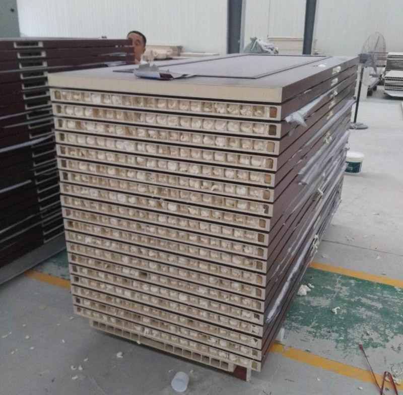 隔音門 里面注入隔音保溫發(fā)泡劑.jpg 隔音門 里面注入隔音保溫發(fā)泡劑.jpg