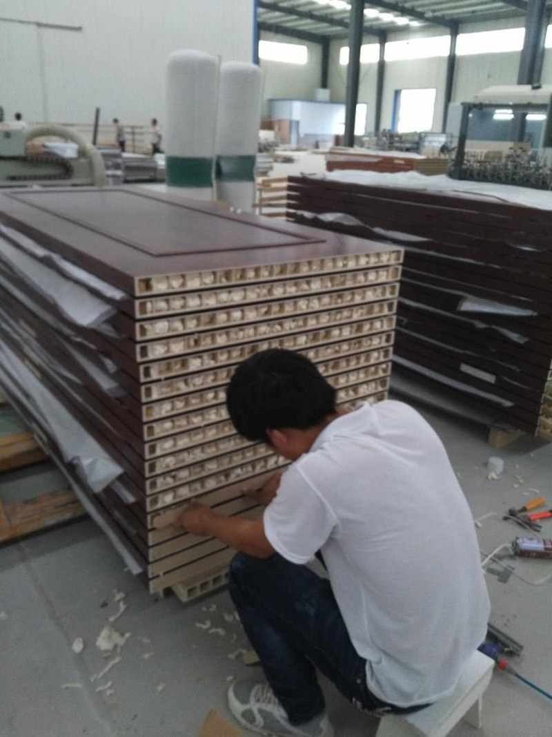 隔音門里面注入隔音保溫發(fā)泡劑.jpg 隔音門里面注入隔音保溫發(fā)泡劑.jpg