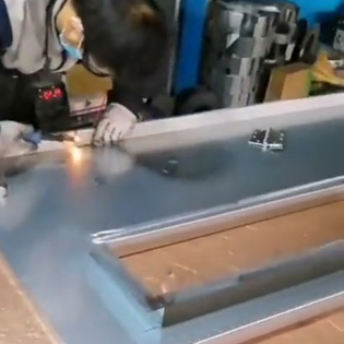 鋼制門焊接2.jpg 鋼制門焊接2.jpg